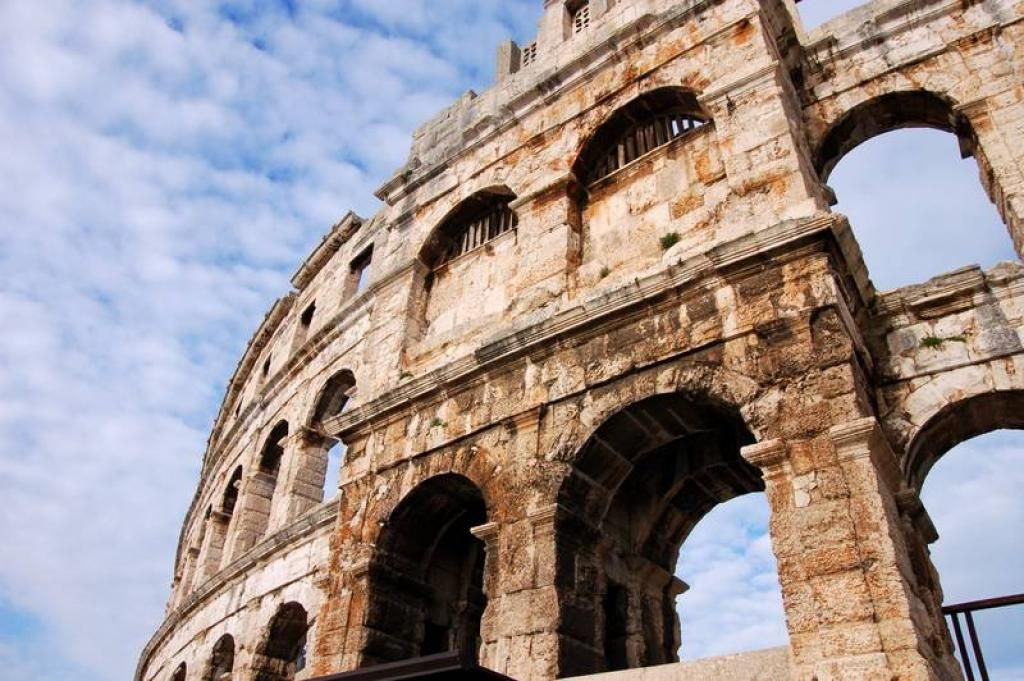cookintuscany's tweet photo. Head to #Croatia to enjoy one of the most complete #Roman #coliseums around @OneWeirdGlobe https://t.co/rXJ7OFcYw4 https://t.co/uvqCsJltqx