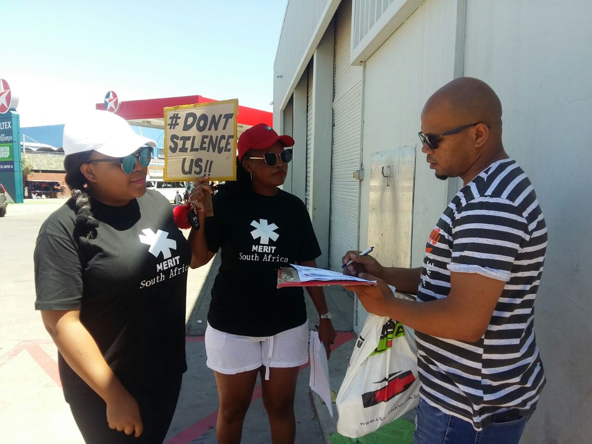 CouncilMeritKBY's tweet photo. Today the World Merit Council team of Kimberley took to the streets to pledge against women and children abuse. The support from the community was overwhelming 🙌 #stopviolenceagainstwomen #StopGenderBasedViolence #16DaysOfActivismAgainstWomenAndChildAbuse https://t.co/WFGpg3eE4j