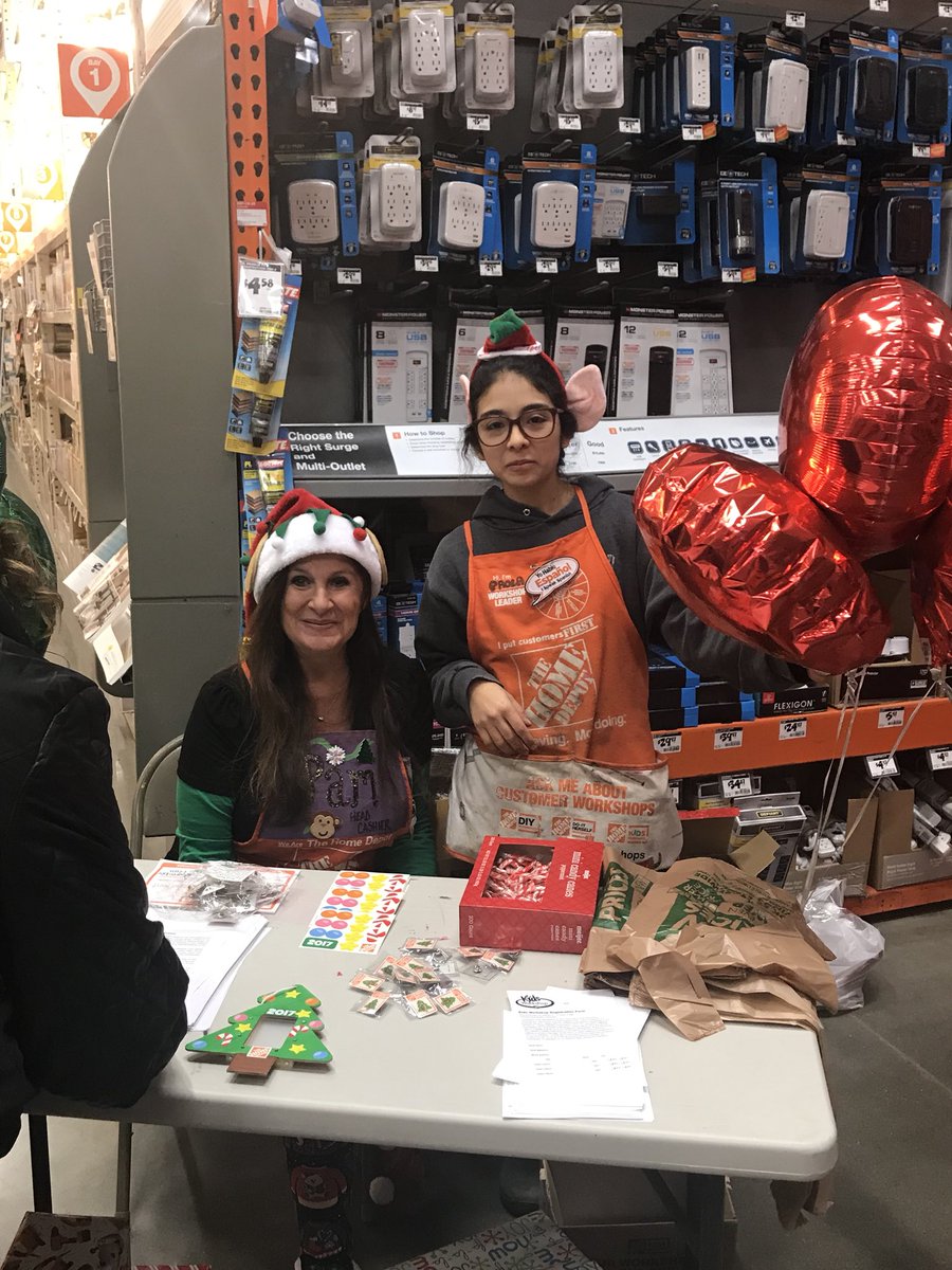 TiffanyyFoster's tweet photo. Got some of Santa’s helpers at @HD3819 today with kids workshop! 🎅🏼🤶🏻🎄🎁 https://t.co/Yvv1K8boao
