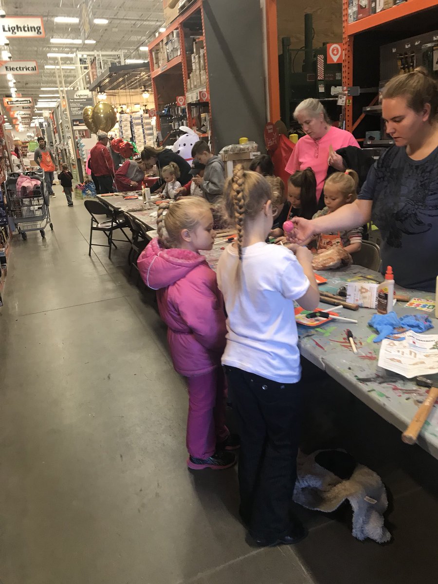 TiffanyyFoster's tweet photo. Got some of Santa’s helpers at @HD3819 today with kids workshop! 🎅🏼🤶🏻🎄🎁 https://t.co/Yvv1K8boao