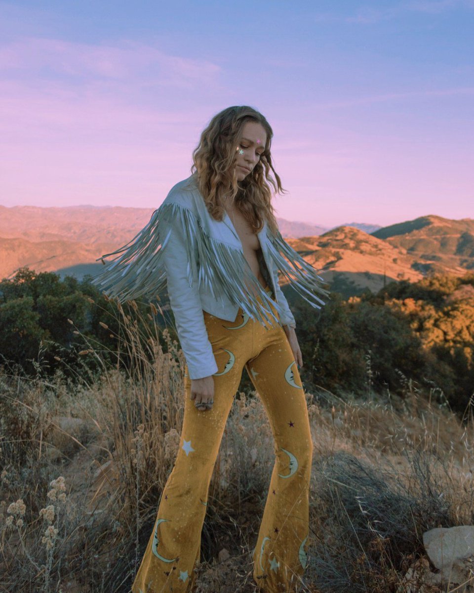 Corina welcomes Flare Street and their stunning celestial velvet dream pants to blog. wildandfreeblog.com/2017/11/25/fla…