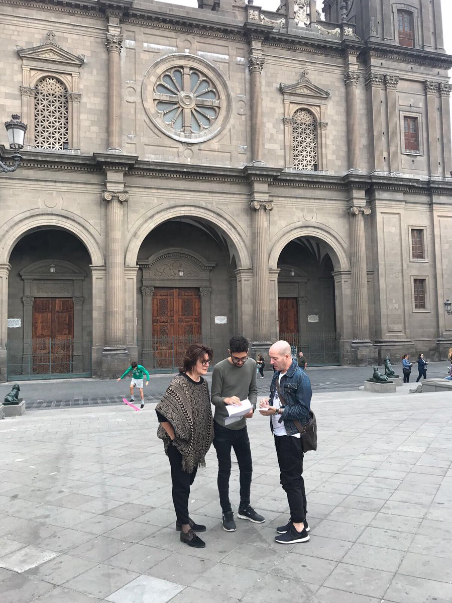 QmodaCanarias's tweet photo. Giovanni Déniz está hoy con Marco & María ultimando todos los detalles de la producción del evento. ¡Menos de una semana para que la Plaza de Santa Ana cambie su tradicional imagen para convertirse en una pasarela de alta costura! ✨⏳
#FCMYMFS #savethedate #1dediciembre https://t.co/CFNlQ2mFH8