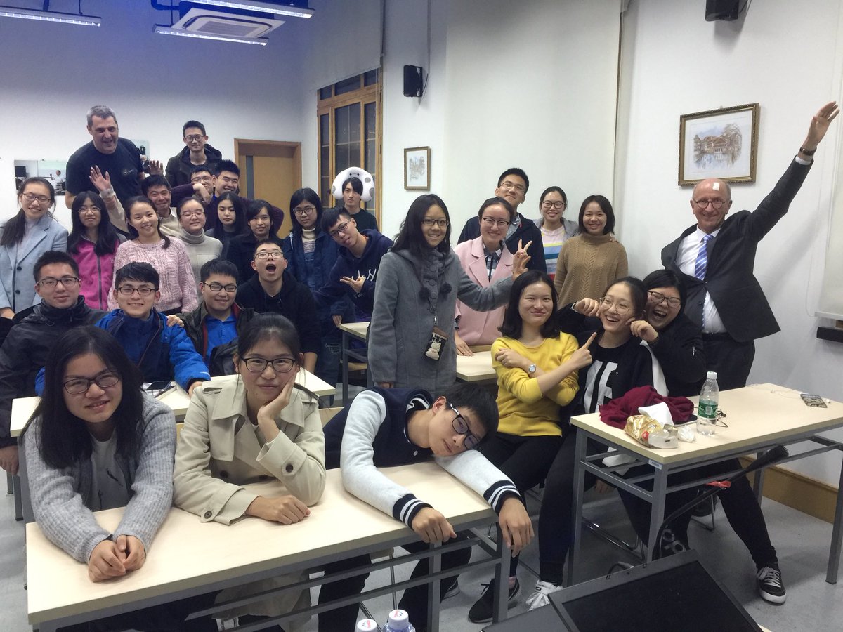 batier's tweet photo. Bien rentré de #Shanghai!
Une semaine sans twitter : c’est dur! https://t.co/5PCAOFPL9c