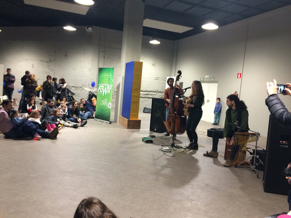 FairSaturday's tweet photo. #Lorei haciéndonos volar en @yimby_bilbao con @Fswh4pmenos #FairSaturday https://t.co/peKRNDBDSh