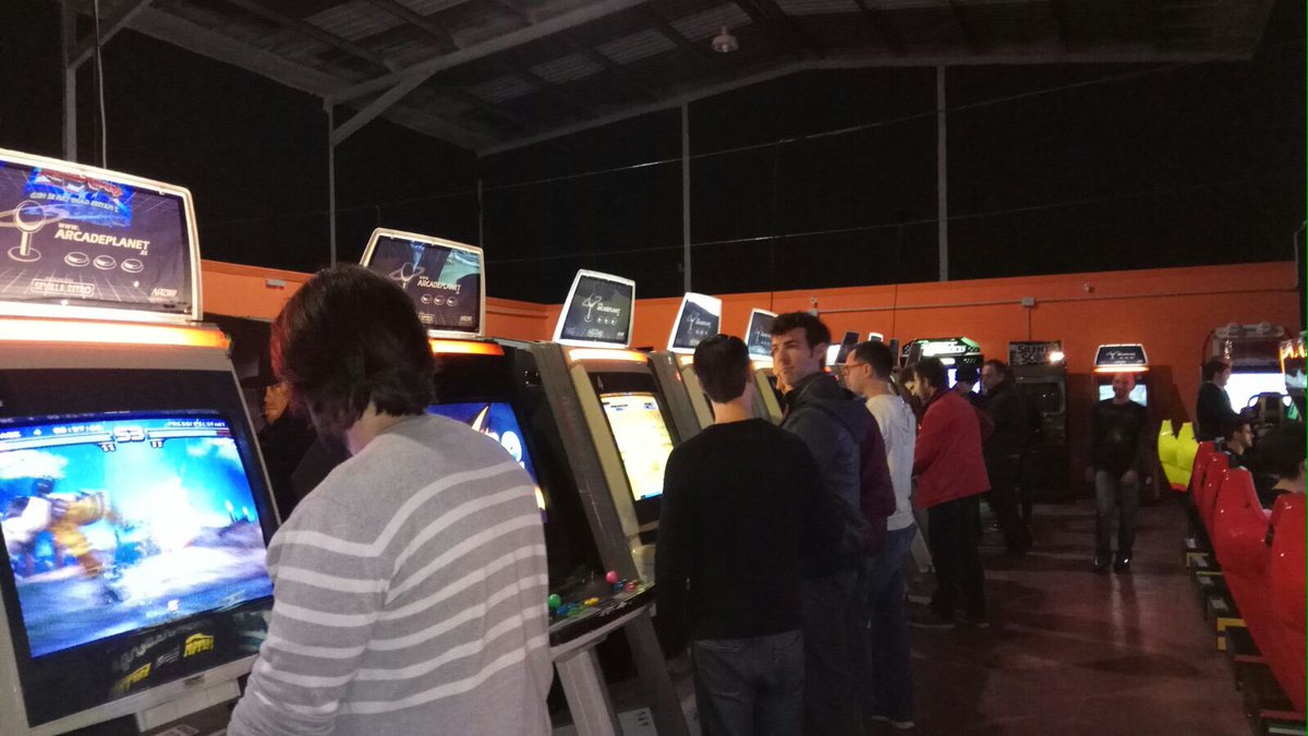 RetromaniacMag's tweet photo. Tarde animada en @arcade_planet Dos Hermanas disfrutando de juegos atemporales #arcade4ever https://t.co/hF8JxjLcmD
