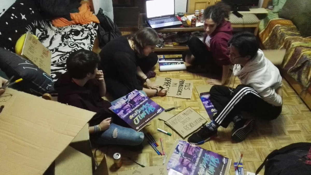 anticapi_sala's tweet photo. Preparando las pancartas para este #25N Construimos juntas un futuro colectivo. Nos vemos a las 20:00h para demostras en las calles de #Salamanca que hoy y siempre #NosotrasSomosManada 
#diacontralaviolenciadegenero https://t.co/CUf6shxEuH