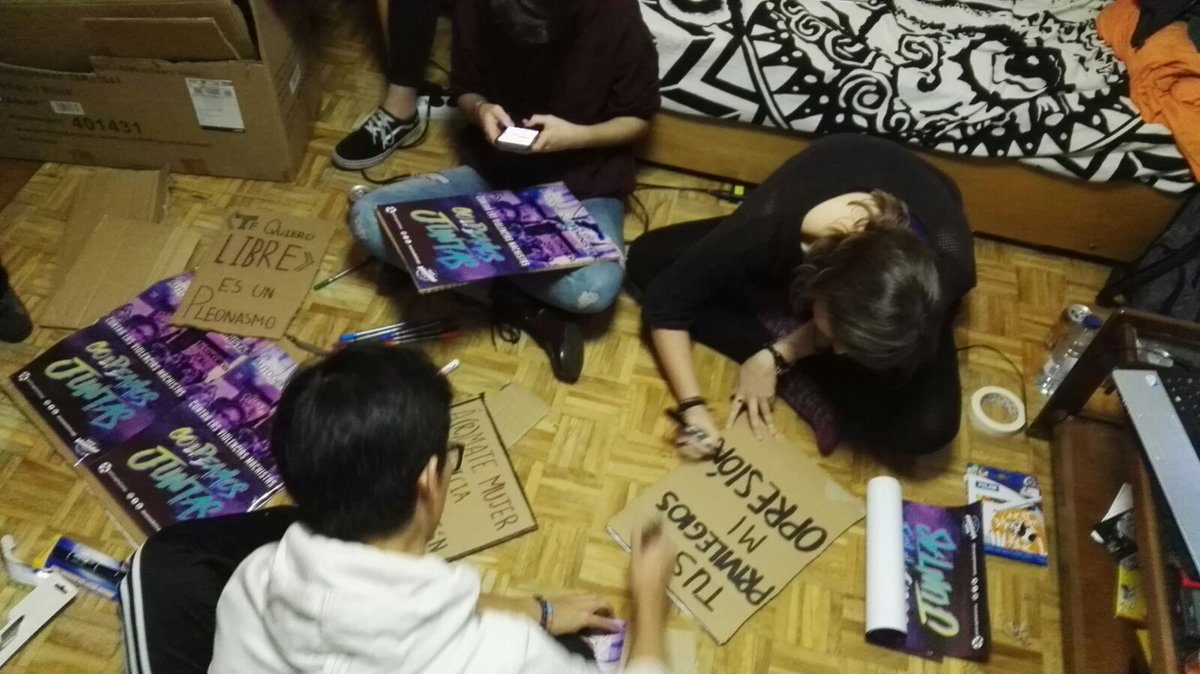 anticapi_sala's tweet photo. Preparando las pancartas para este #25N Construimos juntas un futuro colectivo. Nos vemos a las 20:00h para demostras en las calles de #Salamanca que hoy y siempre #NosotrasSomosManada 
#diacontralaviolenciadegenero https://t.co/CUf6shxEuH