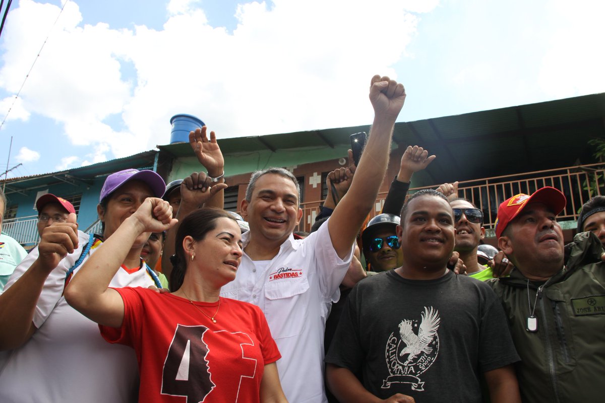 AlcaldePedroB1's tweet photo. Mi compromiso es firme, esto no es un trabajo, es una pasión que cada día se alimenta gracias al apoyo de ustedes y la labor que hacemos en conjunto ¡Amor con amor se paga! #GirardotPotencia https://t.co/k4qpLAI0O0