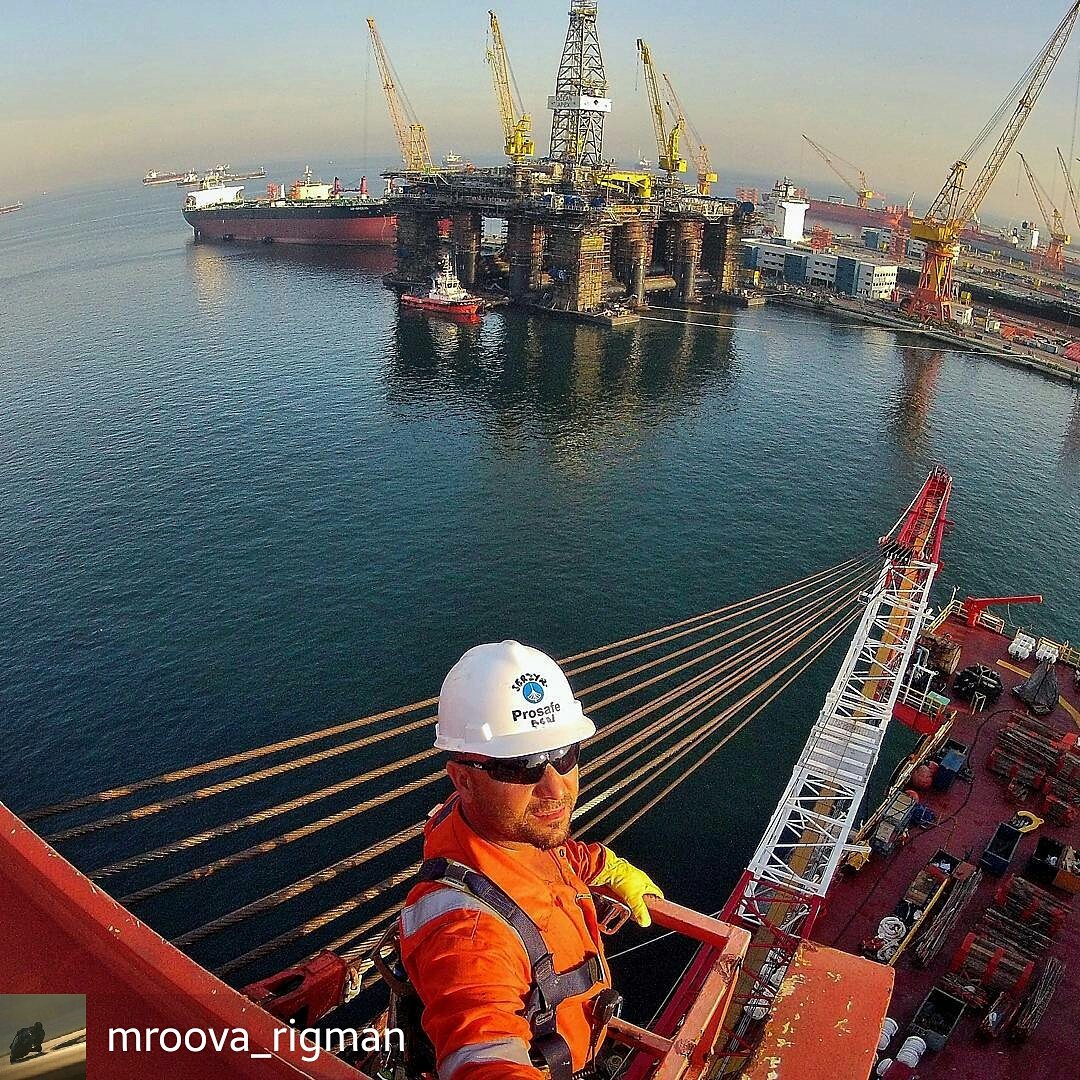 PerfoBlogger's tweet photo. @mroova_rigman - Sembcorp shipyard, #Singapore ... #offshorecranes #offshorecrane #shipyardstay #offshorecrew #offshorejob #offshorework #offshoreworker #workoffshore #oilworker #oilrig #oilrigs #drillingrigs #drillingrig #workandtravel #traveltroughtheworld https://t.co/Cnnr8CD5Xx