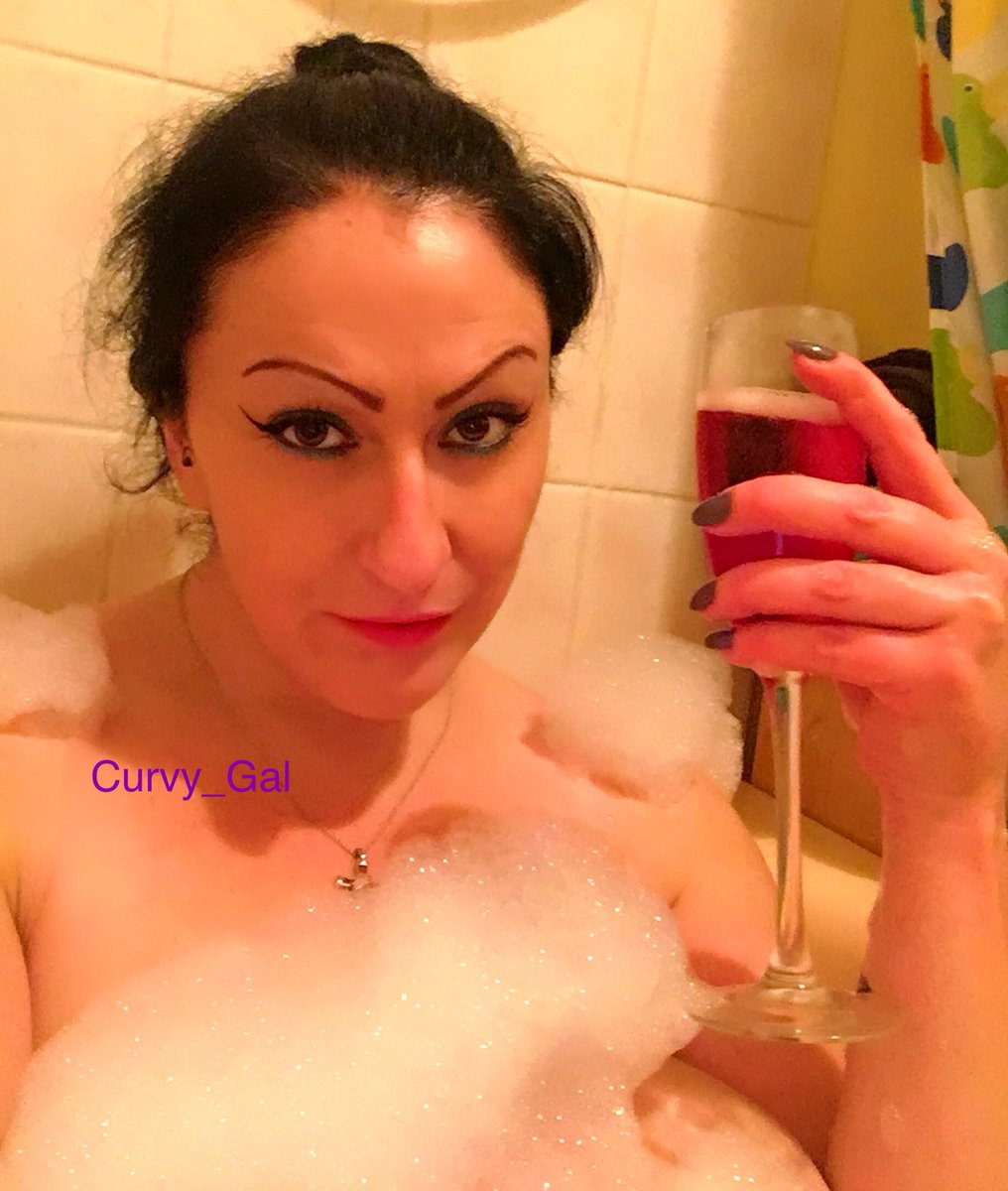 gal_curvy's tweet photo. A good start to the evening 😍 #bathbubbles #fizz https://t.co/XzIMbIVMLX