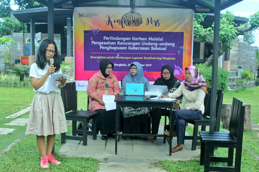 mediacenterBKL's tweet photo. Yayasan PUPA Bengkulu menggelar Kampanye 16 Hari Anti Kekerasan terhadap Perempuan. Kampanye dilaksanakan serentak di seluruh dunia setiap tanggal 25 November hingga 10 Desember 2017 sebagai gerakan penolakan terhadap segala bentuk kekerasan terhadap perempuan, Sabtu 25/11. https://t.co/rhHNaATAzN