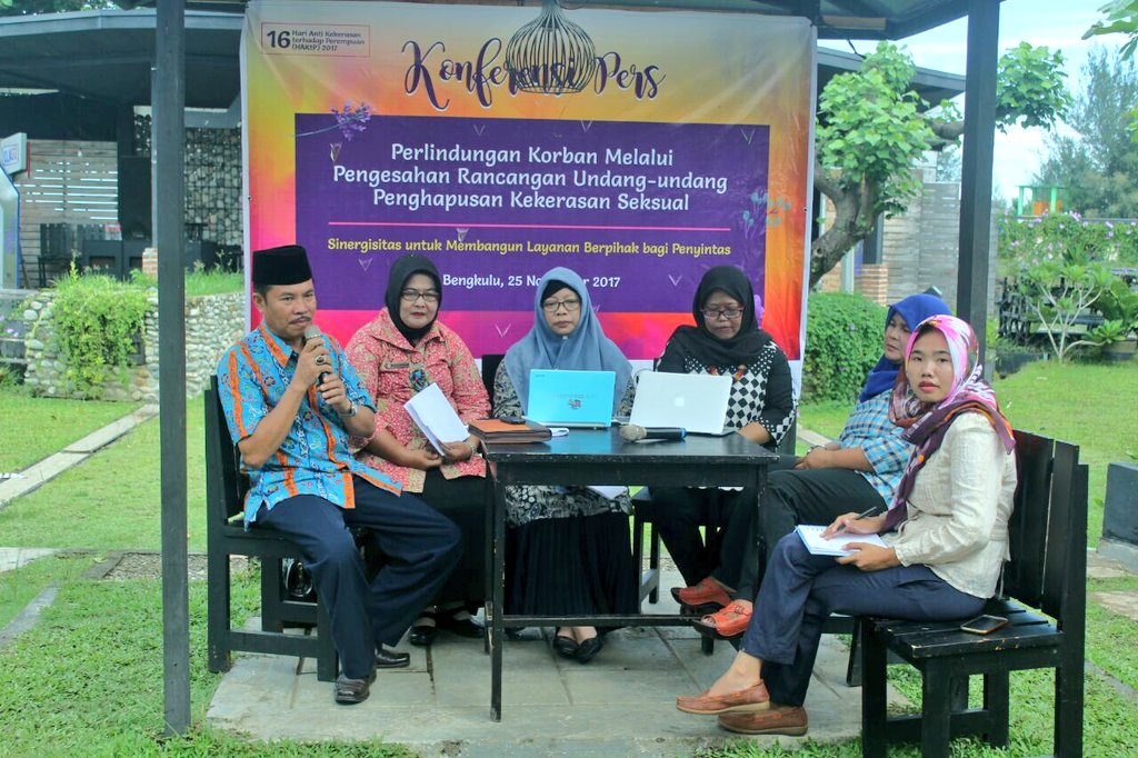 mediacenterBKL's tweet photo. Yayasan PUPA Bengkulu menggelar Kampanye 16 Hari Anti Kekerasan terhadap Perempuan. Kampanye dilaksanakan serentak di seluruh dunia setiap tanggal 25 November hingga 10 Desember 2017 sebagai gerakan penolakan terhadap segala bentuk kekerasan terhadap perempuan, Sabtu 25/11. https://t.co/rhHNaATAzN