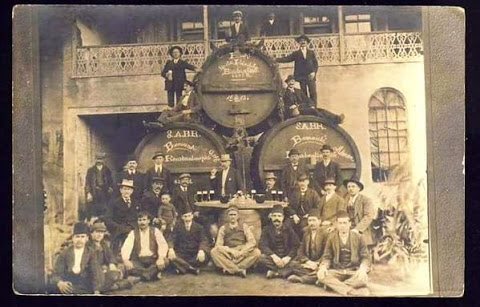 aydinermurat's tweet photo. Üzerinde 28.02.1957 yazan bu “Günlük Devam Cetveli” Bomonti bira fabrikasındaki işçilerin işe geliş gidişlerini yazmak, maaşlarını hesaplamak içinmiş. Yani o zamanın İK Sistemi #öylebirgeçerzamanki https://t.co/r87AjO8ifw