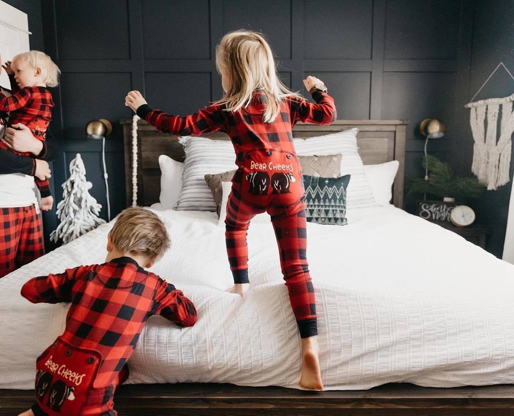ColleenPastoor's tweet photo. Psst! Earlier this week I shared more sneak peeks of our bedroom makeover in partnership with @leonsfurniture for the #leonshelloholiday magazine! It's a hard competitor for one of my fave spaces in the house now thanks in part to this SUPER comfy mattre… https://t.co/aEemneipTS https://t.co/1lHq7fXUQI