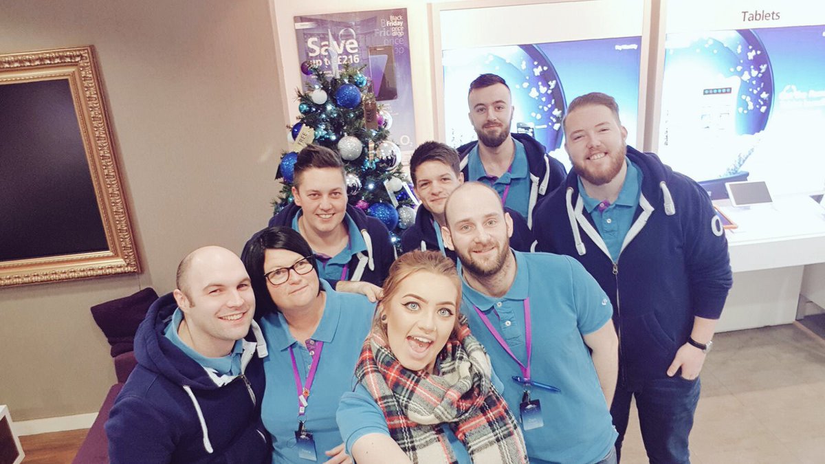 GuruDaveO2's tweet image. Finally got a full team photo! 🖐🏻🖐🏻📸 @celfonefamily #o2Doncaster @O2