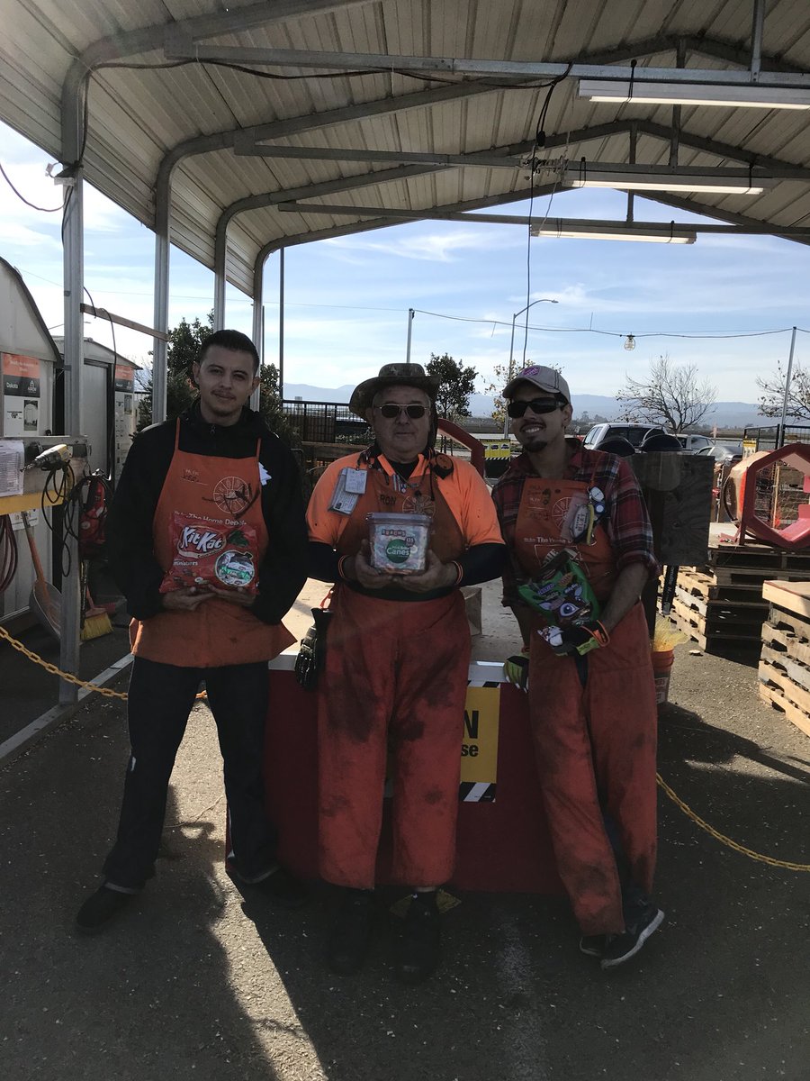 gievictory's tweet photo. Candy treat for Team Tree Lot for working safe yesterday. #TreeLotSafety https://t.co/UEbyE577Y5