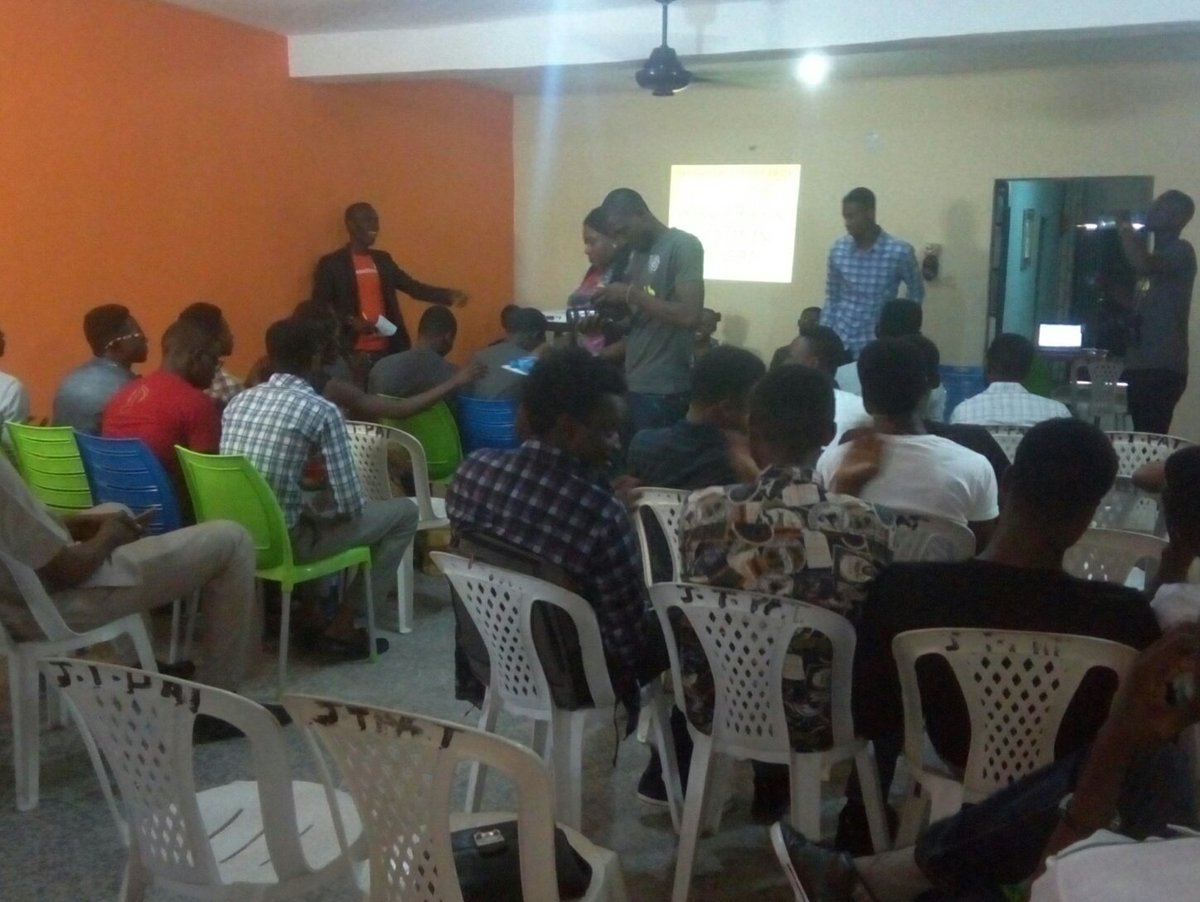 WarriUpdate's tweet photo. Meet young techies of the oil city #WarritechMeetup in #Warri #tech #techies https://t.co/MNVdtzqOnI