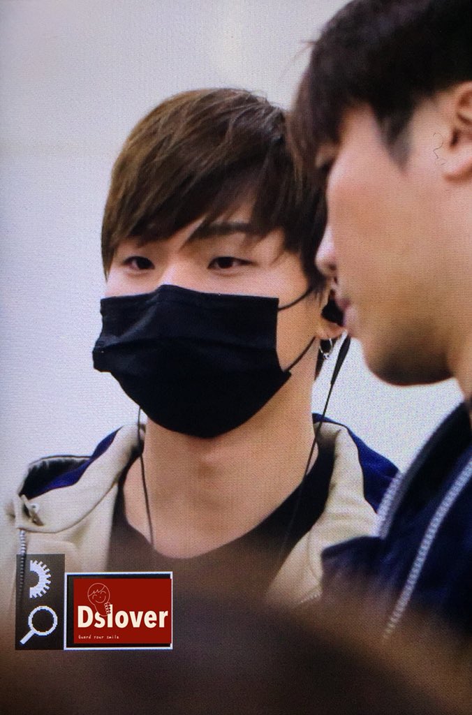 Dslover_Fansite's tweet photo. #DAESUNG #DLITE #DDAY #대성 
171126 🇯🇵🛬🇰🇷previews 8P
Wearing black T-shirt inside which was sent by Chinese fans Bar today!💙✨ https://t.co/EzhSsYMUEG
