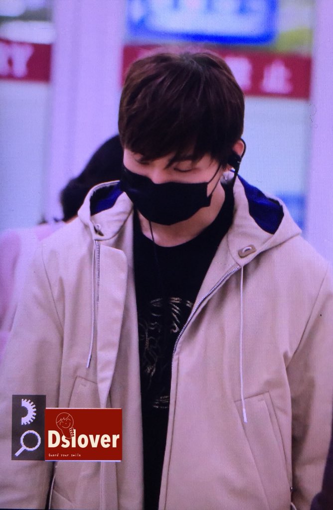 Dslover_Fansite's tweet photo. #DAESUNG #DLITE #DDAY #대성 
171126 🇯🇵🛬🇰🇷previews 8P
Wearing black T-shirt inside which was sent by Chinese fans Bar today!💙✨ https://t.co/EzhSsYMUEG