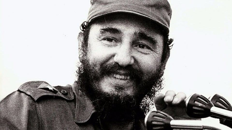 Hay quienes se siembran tanto, que se fusionan en el tiempo y espacio del pueblo.Quienes son las banderas más preciadas de la batalla de los humildes.La fuerza que conecta al futuro,que guía la construcción diaria.Hay gigantes tan gigantes que ya lograron incluso burlar la muerte