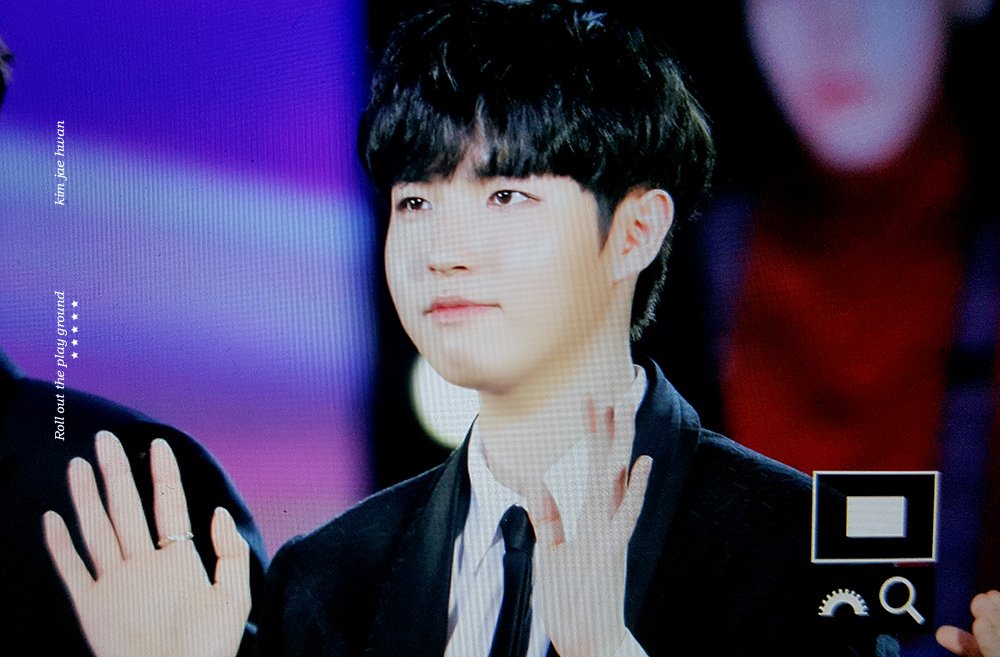 Rolling0527's tweet photo. 171125 베트남 MAMA #재환 #김재환 #워너원 #wannaone #jaehwan #kimjaehwan 오늘 넘 예뻐 😂😂😂 https://t.co/bC9plmx9H7
