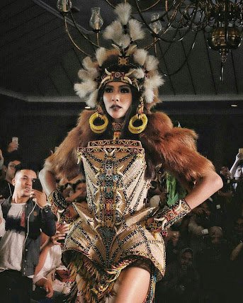 mutiaginting's tweet photo. Sangarrrr! Truly Warrior #MissUniverse #Indonesia https://t.co/y0dSq7JEhh