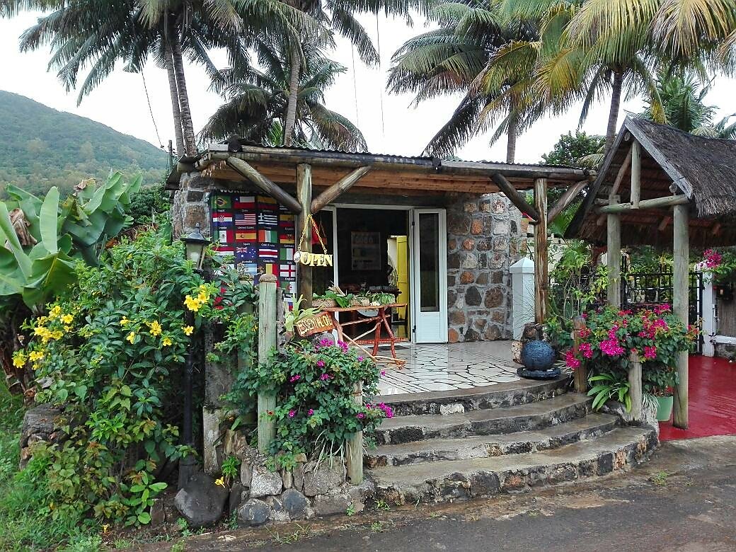 T22T_Trace's tweet photo. Visited the Vallee de Ylang Ylang today, an essential oils factory & boutique shop. Quirkiness in the most scenic location & of course you get to leave with a bunch of unique artisanal essential oils! Win! #mymauritius #Mauritius #amazingmauritius #afritravel #ttot #travel https://t.co/xoGYifgYw8