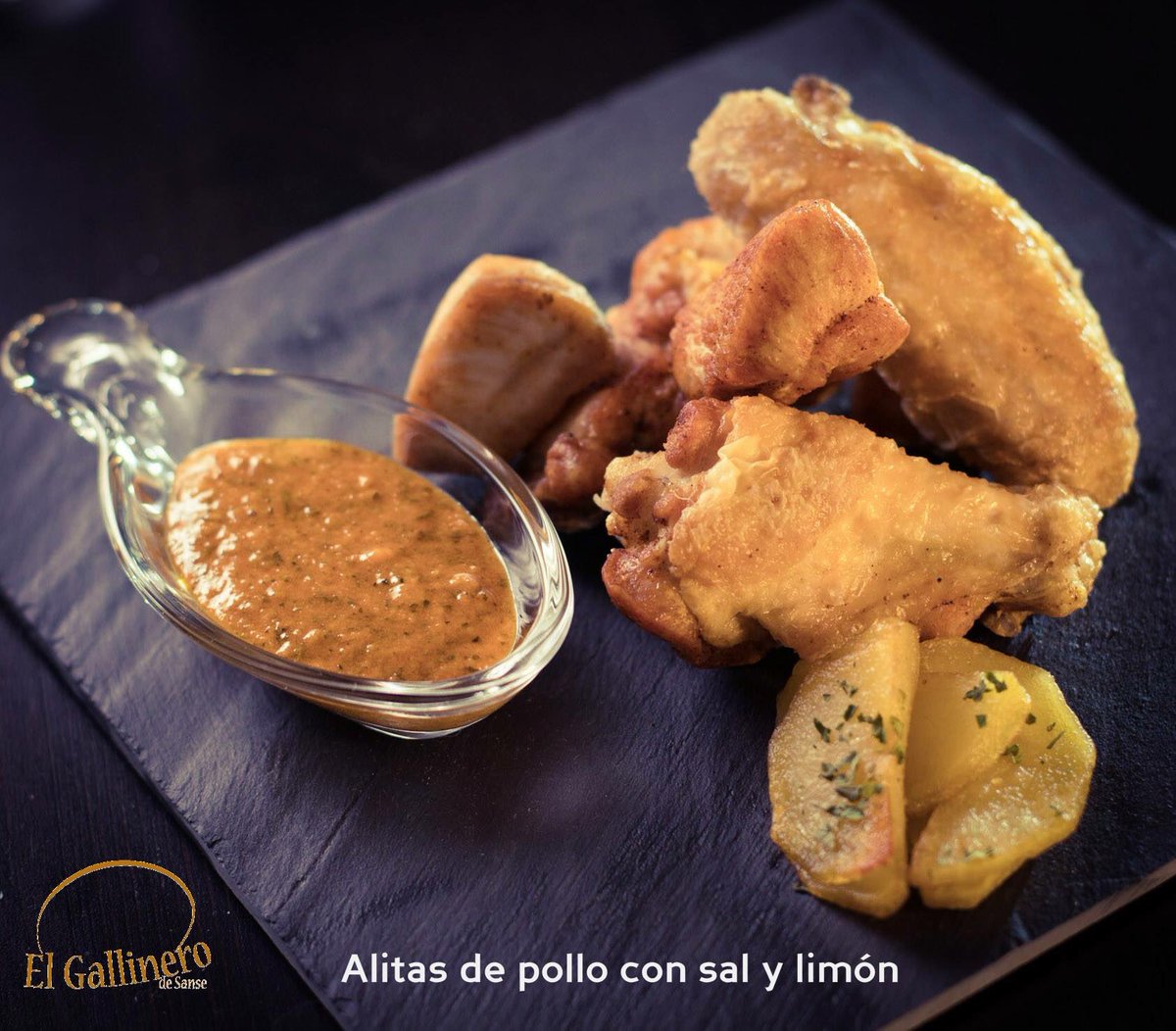 Gallinerosanse's tweet photo. Hoy os presentamos una de nuestras novedades de la carta, alitas de pollo con sal y limón, acompañadas de salsa chimichurri, ideales para picar en buena compañía!!

#ÁgoraSanse #ElGallineroDeSanse, #SanSebastiánDeLosReyes #FelizSabado https://t.co/5ftsMe9pY7