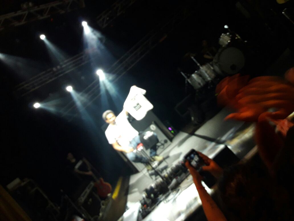 patofredes2's tweet photo. @chequenblanco anoche fui al recital de divididos con la remera de Santiago que hice en la chequefest. Mollo me la pidió para tenerla en el escenario https://t.co/naEbFZwE9U