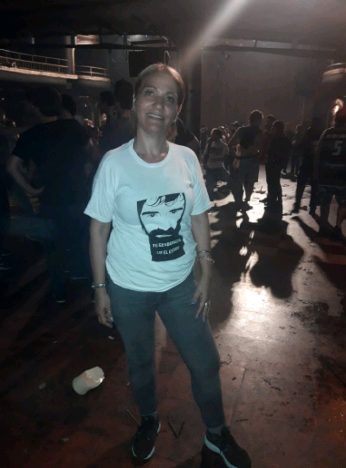 patofredes2's tweet photo. @chequenblanco anoche fui al recital de divididos con la remera de Santiago que hice en la chequefest. Mollo me la pidió para tenerla en el escenario https://t.co/naEbFZwE9U