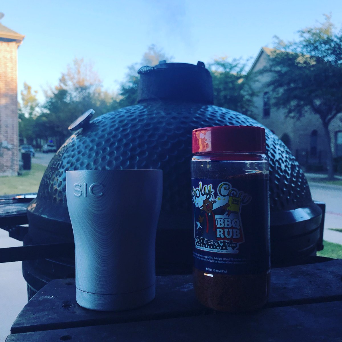 BluemoonSmiffy's tweet photo. Smokin and drinkin at church @MeatChurch #siccups @BigGreenEgg https://t.co/bFlzBxgEOb