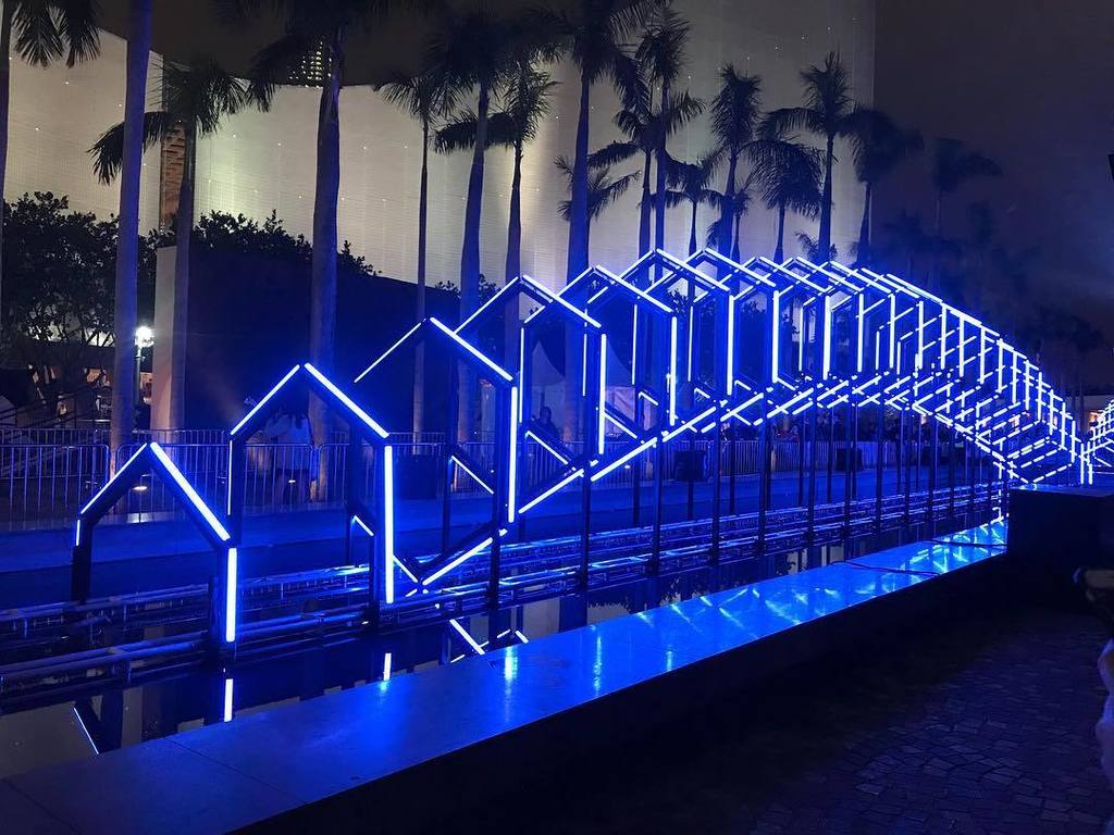 stripeboy's tweet photo. #lightuphk https://t.co/qloQuvohtB https://t.co/PsdJ1gG1bd
