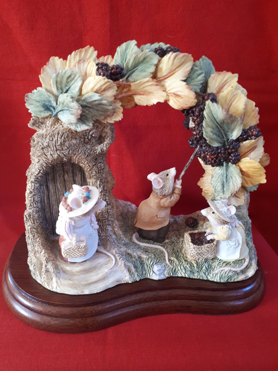 gmcollectables's tweet photo. Beautiful #Bramblyhedge #Collectables by #borderfinearts . Original boxes . Lovely #christmasgifts https://t.co/MSMMszWHPU https://t.co/VHGv5tMqAl