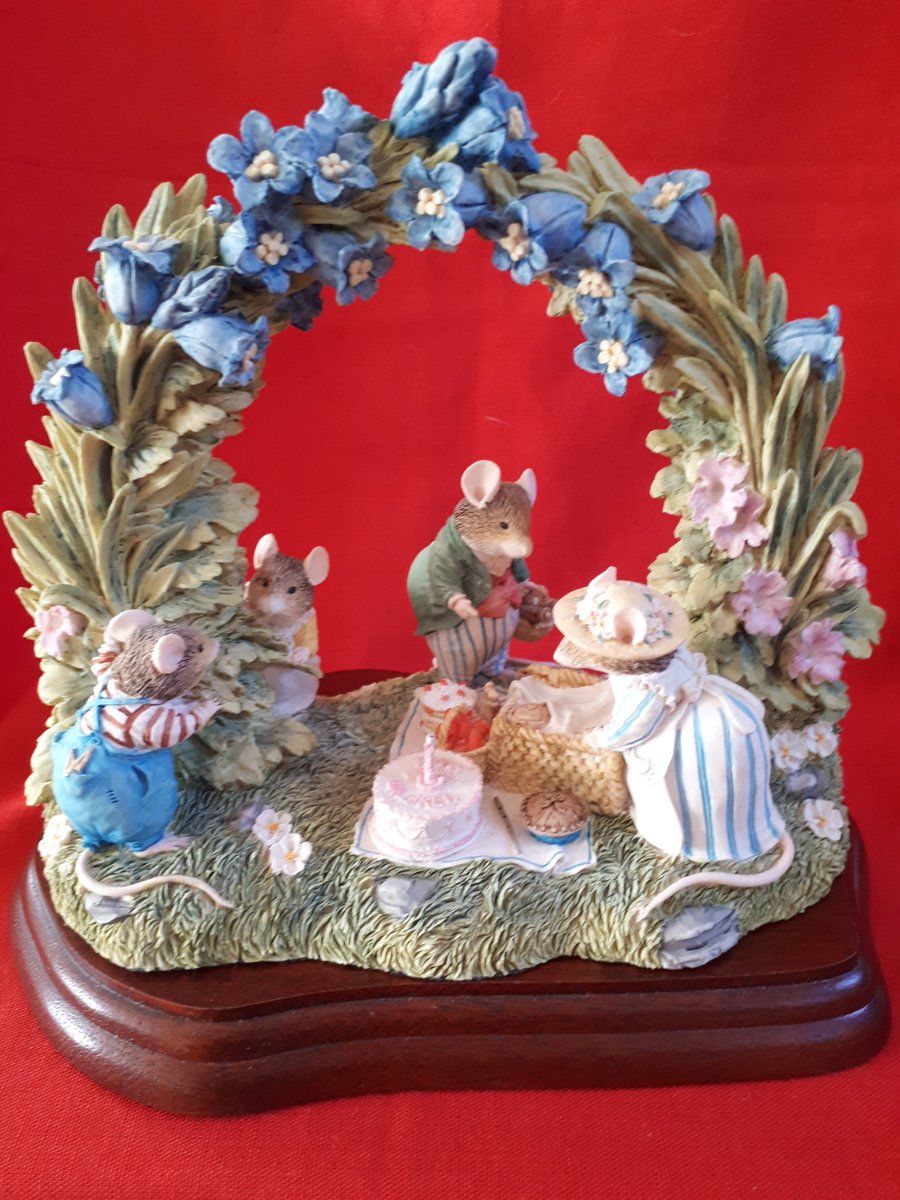gmcollectables's tweet photo. Beautiful #Bramblyhedge #Collectables by #borderfinearts . Original boxes . Lovely #christmasgifts https://t.co/MSMMszWHPU https://t.co/VHGv5tMqAl
