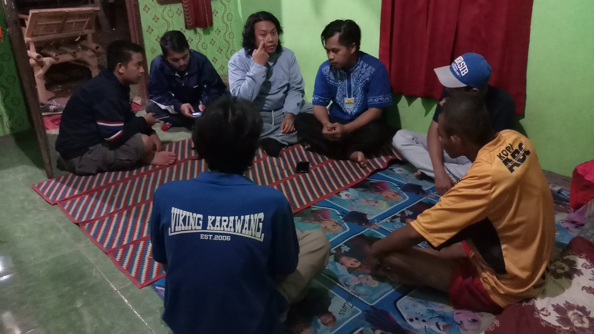 BFB_13's tweet photo. Malem minggu ketawa-ketiwi ngobrol kesana kemari di kediaman Panji bareng @BobotohKarawng &amp; #VikingLojiKarawang. Makasih buat semuanya yang udah bantu Panji. Tinggal nunggu donasi dari @kitabisacom. Insya Allah sisa biaya operasi ketutup. 🙏 https://t.co/mIvogognNK