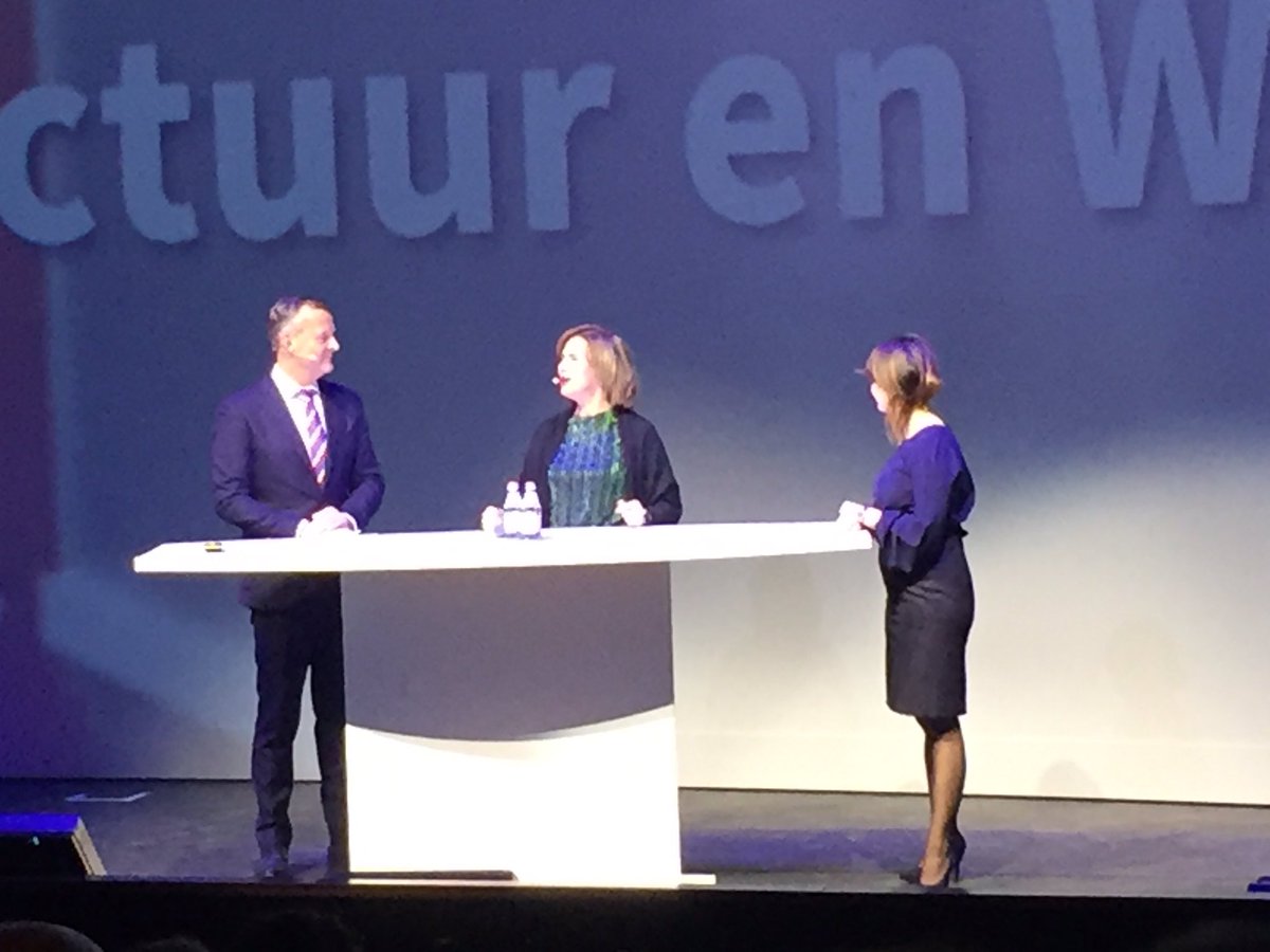 Min. Infra &amp; Waterstaat, Cora v. Nieuwenhuizen, tijdens TLN congres. "Maak gebruik v. alle modaliteiten. Benut ook zeker water om knelpunten op weg op te lossen" Scheepje met "hier rijden 150 vrachtwagens" die ze ooit van Schuttevaer had gekregen stond nog scherp op het netvlies!