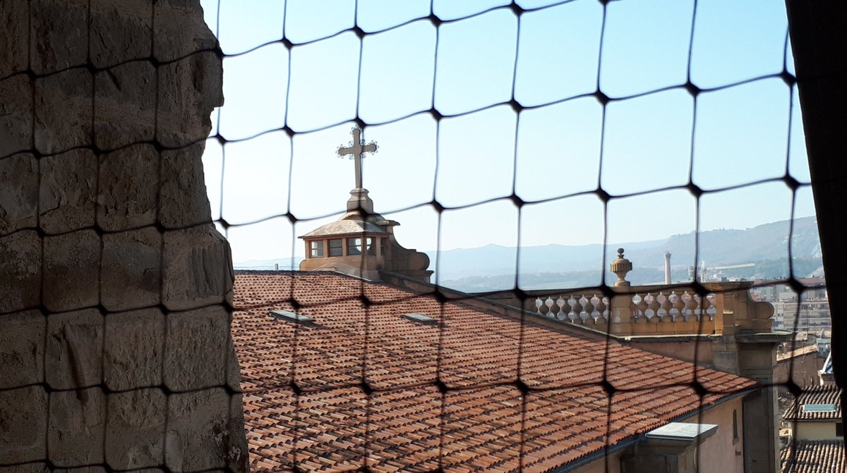 joanarimanyjuv's tweet photo. Teulada de la catedral de Sant Pere de Vic amb un petit comunidor arran de creu. Una vista poc habitual. Sempre hi ha petits espais per descobrir amb @cataloniasacra https://t.co/Y5zO5WzlIC
