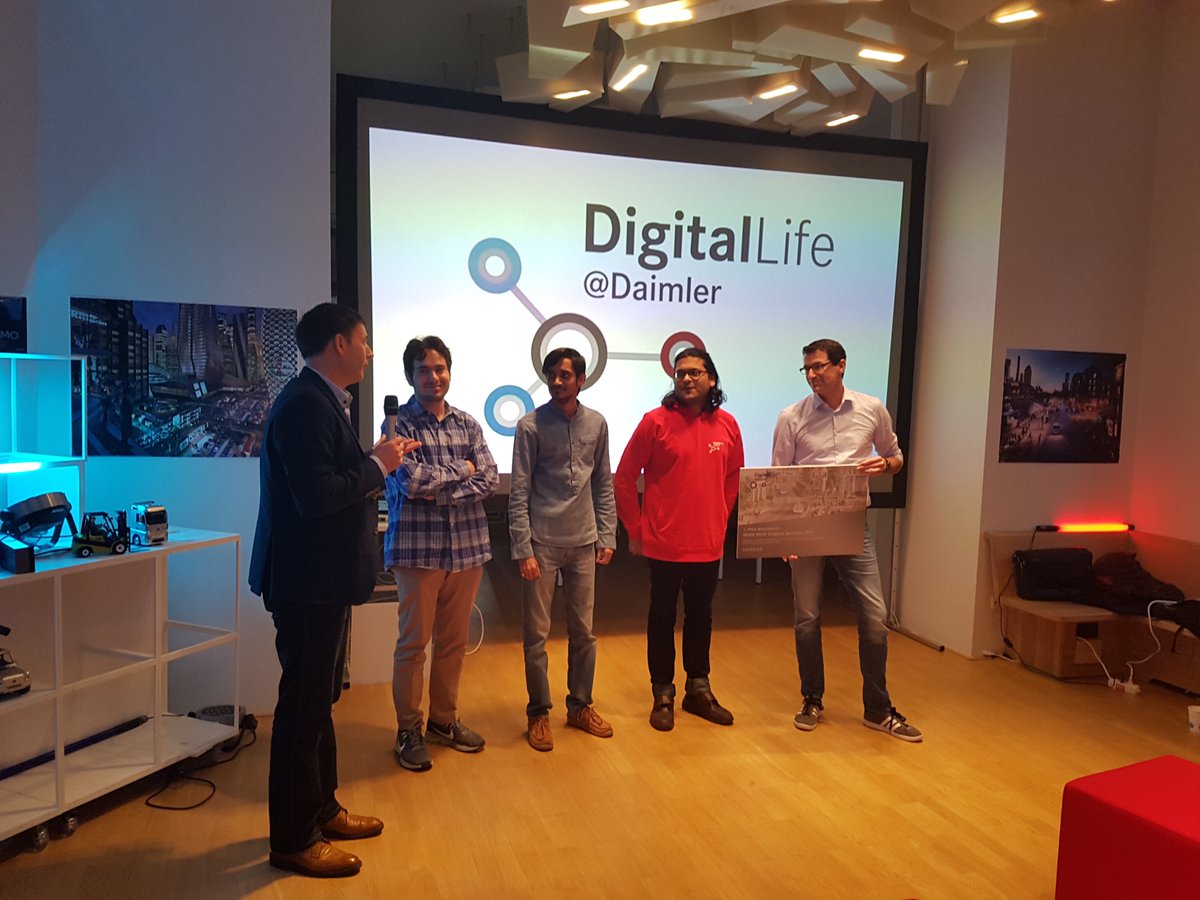 ECDigitalFuture's tweet photo. great pitches! great ideas! Thank you all! #24hours #hackberlin #urbanmobility #digitalfuture @ECDigitalFuture @DigitalLife_DAI https://t.co/kTOvGgvYMU
