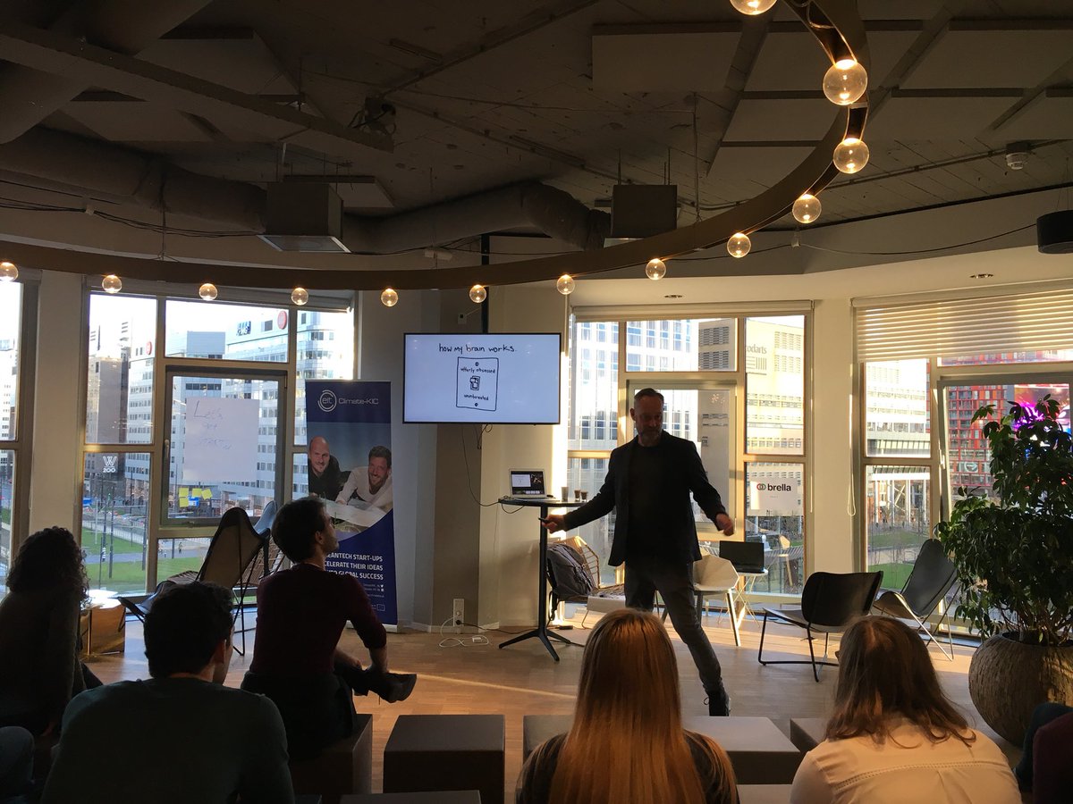 cKIC_Alumni's tweet photo. @ArtvdGraaf at #CKICheroes17! “Find yourself, find your identity” to create #impact! &amp; look at #oldthings and #art. #entrepreneurship #spiritualleadership https://t.co/hobytzRBe3