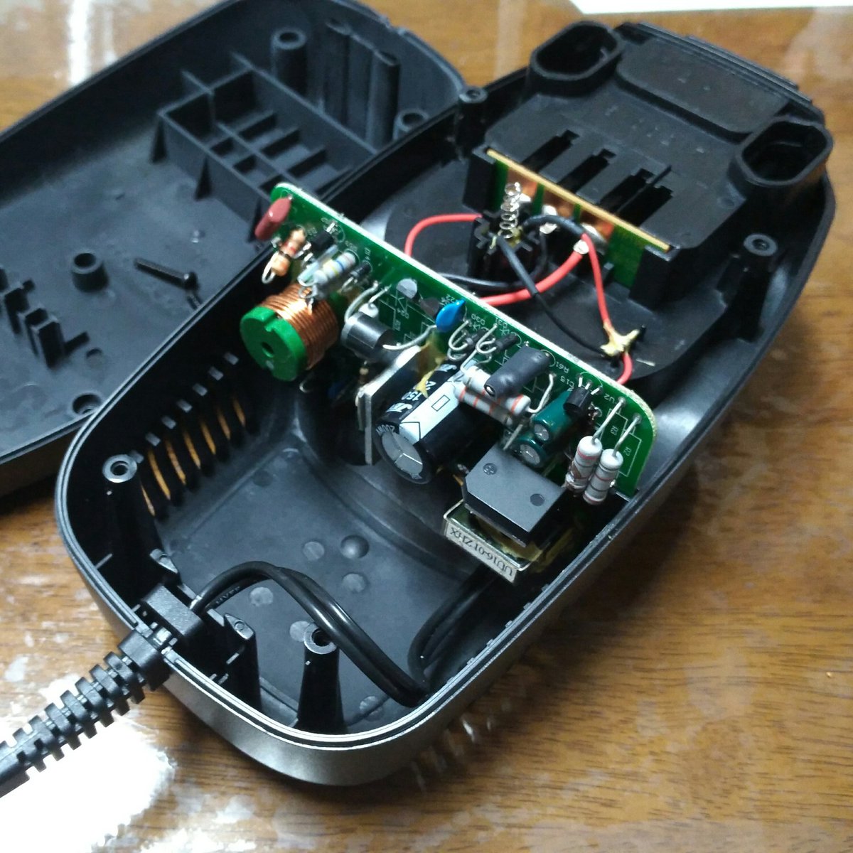 まきの さとる ブラック デッカーのインパクトドライバ充電器の挙動がおかしくなって充電出来ないので開けてみた コンデンサの容量抜けなんだけど 抵抗の発熱だろうなぁ 劣化して抵抗値が上がったのだろうか 16v100ufはあるけど50v100ufを買ってこなきゃ