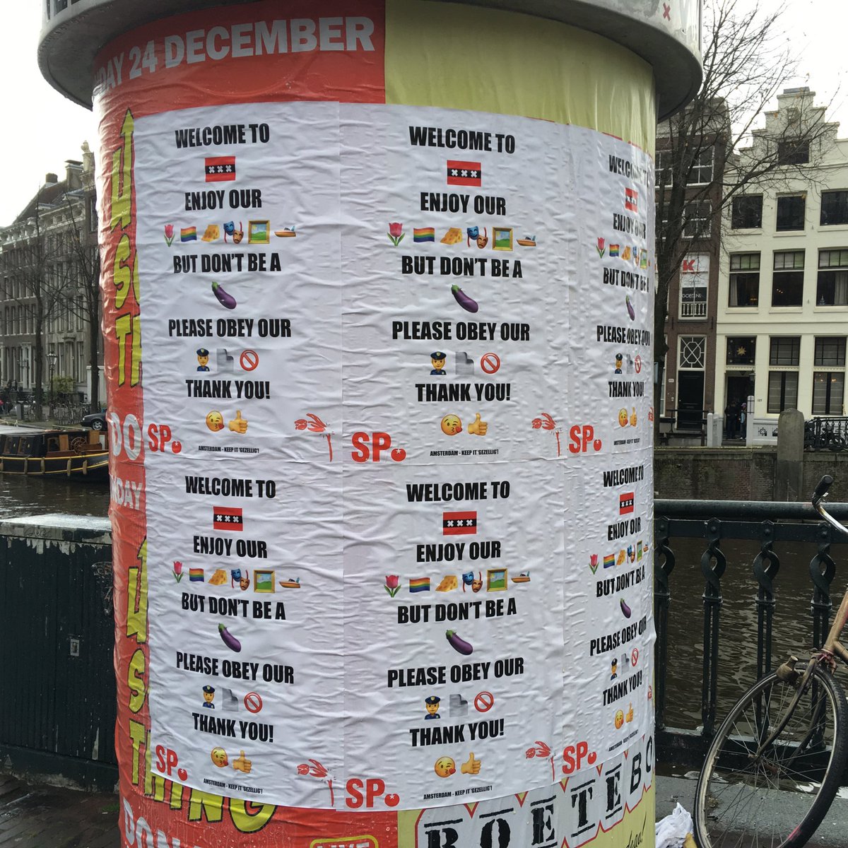 SP_Amsterdam's tweet photo. Dear tourists,

Welcome to #Amsterdam.
Please keep it ‘gezellig’.
Thank you!

@LaurensIvens https://t.co/hwyuHPuKim