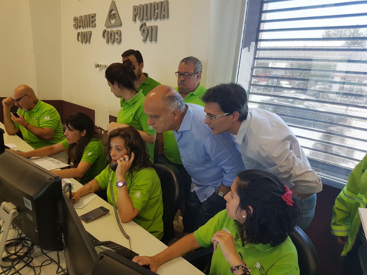 Nestorgrindetti's tweet photo. Visitamos a los radio operadores del SAME para acompañarlos en su jornada de trabajo y para felicitarlos por reducir el tiempo de respuesta en teleemergencias. 👏 https://t.co/rlBzqstzRf