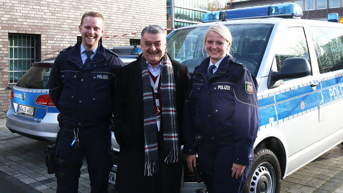Polizei NRW DO (@polizei_nrw_do) on Twitter photo Unser Innenminister Herr <a href="/hreul/">Herbert Reul</a> informierte sich umfangreich zu den polizeilichen Maßnahmen zum Spiel #BVBS04 in #Dortmund. Unser Innenminister Herr <a href="/hreul/">Herbert Reul</a> informierte sich umfangreich zu den polizeilichen Maßnahmen zum Spiel #BVBS04 in #Dortmund.