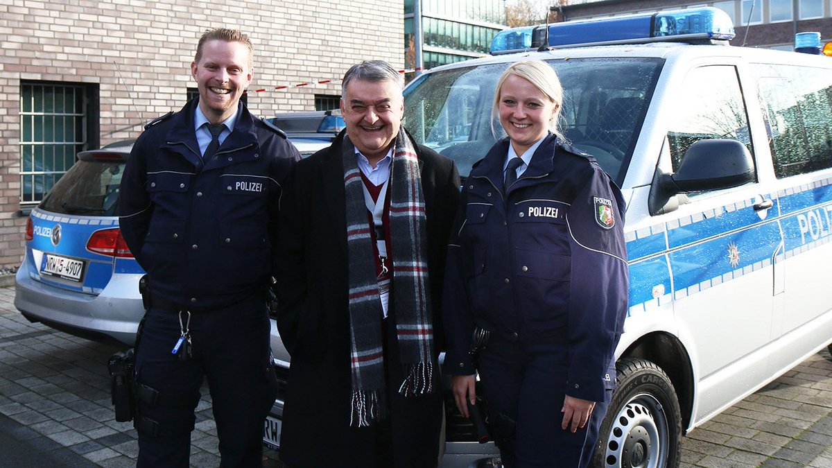 Unser Innenminister Herr @hreul informierte sich umfangreich zu den polizeilichen Maßnahmen zum Spiel #BVBS04 in #Dortmund.