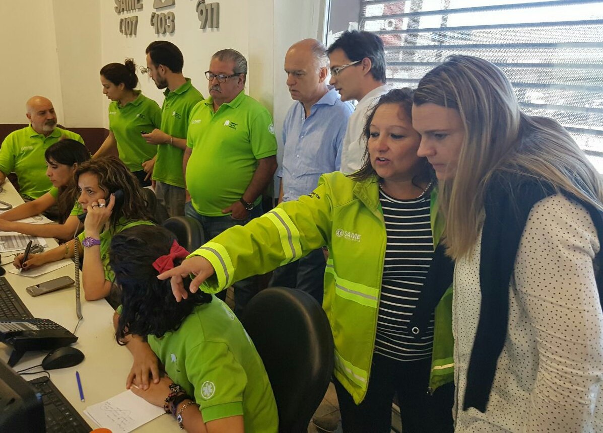 PetrovichLorena's tweet photo. Supervisando el trabajo de los radio operadores del SAME, estamos bajando el tiempo de respuesta y acudiendo más rápido ante una emergencia @Nestorgrindetti @drgustavosieli https://t.co/kVYdXXSmKV