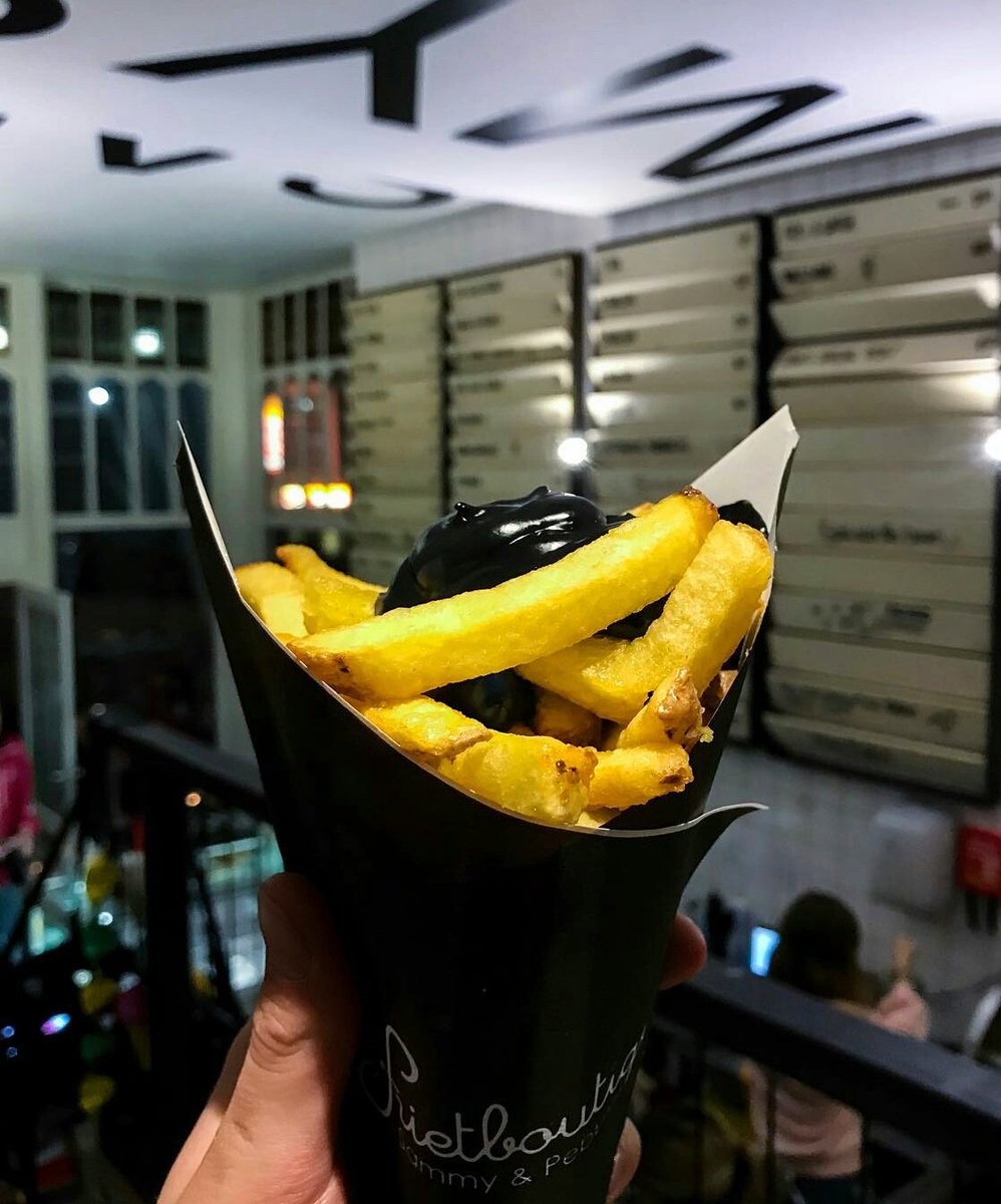 cityguysnl's tweet photo. Zwarte mayonnaise bij @frietboutique 
https://t.co/5Ry9UB6s7b https://t.co/CJRS45iFnb