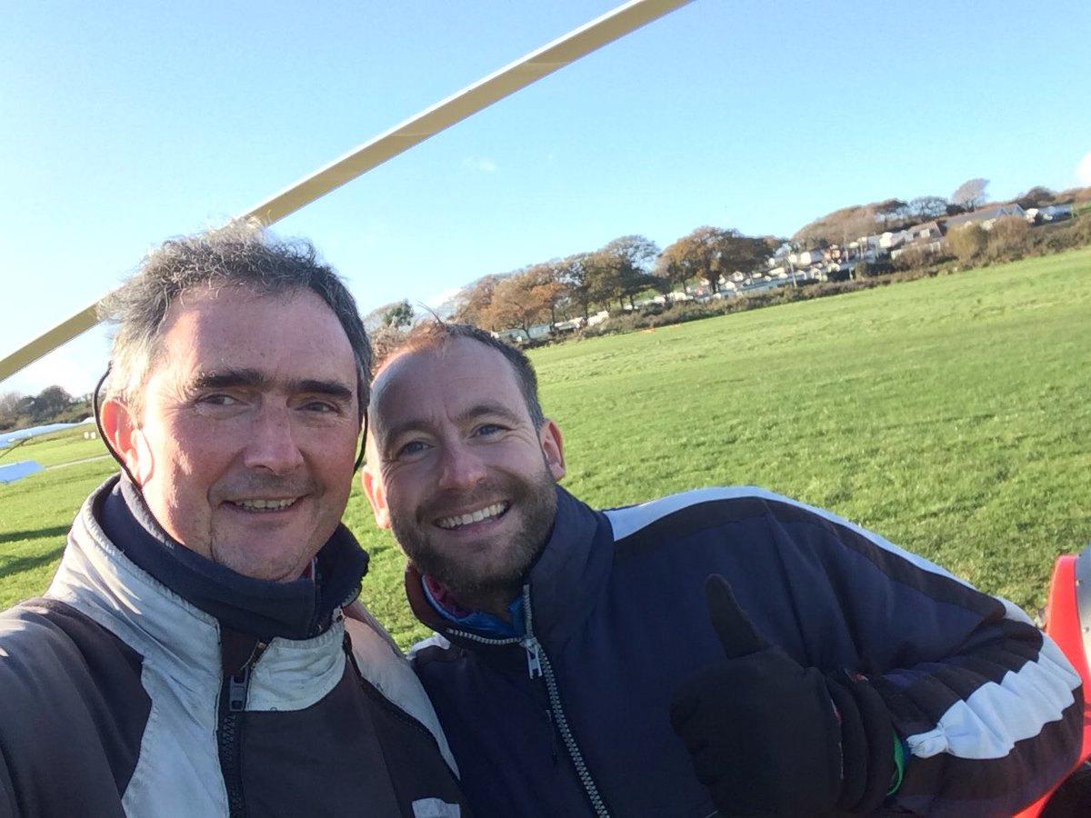GyroExpOxford's tweet photo. Delighted to accompany @CaptainKetch (r) on his first overseas (ahem!) flight. Seen here sharing some body heat (wind chill, don’cha’know 😳) with Instructor @WillyRose at Sandown, Isle of Wight. #oxtweets @ExperienceOx https://t.co/nuyJS91Gzf