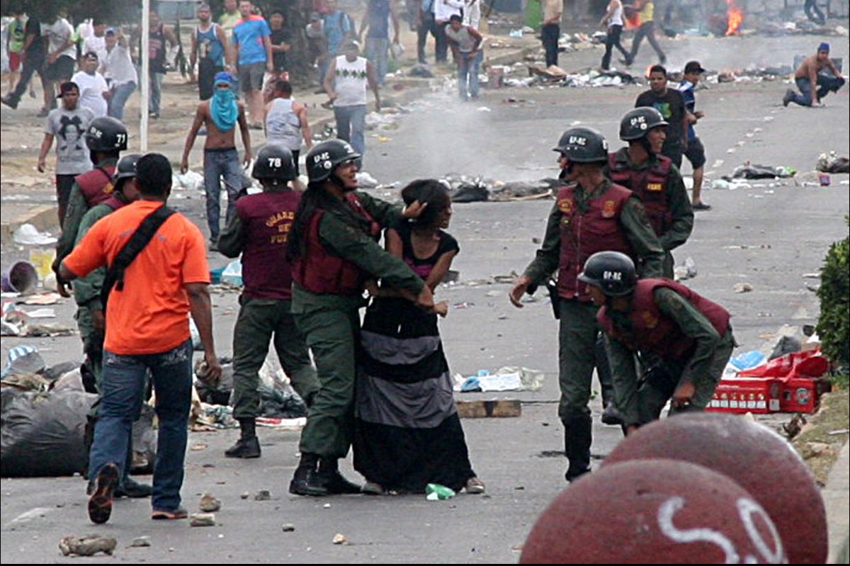marijos25's tweet photo. #diacontralaviolenciadegenero Hoy se rasgaran las vestiduras el @PartidoPSUV con sus hipocritas Lideres enalteciendo La Revoluciòn... No hablaran de su VIOLENCIA SILENCIOSA: Colas, represiòn, exclusiòn, apartheid, objetizacion de #Vzlanas https://t.co/apeScmwVQm