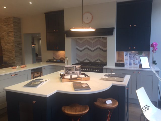 DASAmersham's tweet photo. Have you seen our newly refurbished showroom? Pop in and take a tour of our new kitchen designs and meet our team! #handleless #shakerstyle https://t.co/6QYv0GLi5y