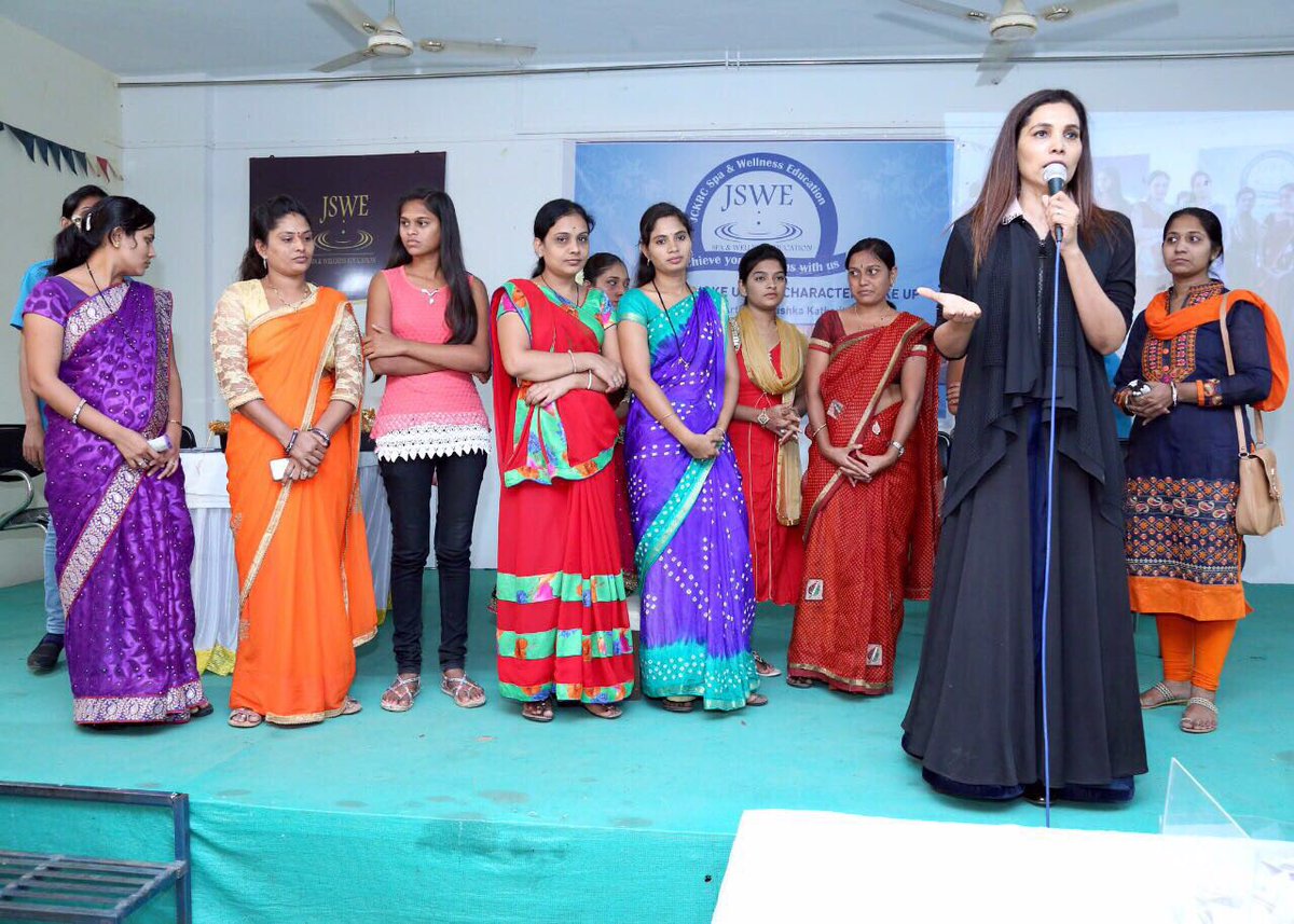 Rekhach1's tweet image. #JSWE conducted the event 4 tribal woman’s #makeup semina byAnushka &amp;amp; #motivational event by ME which helped &amp;amp;encouraged the tribal women2take the step forward.#it was the event where #women#got inspired &amp;amp;took the #oath 2face difficult situations#huddles coming in their life
